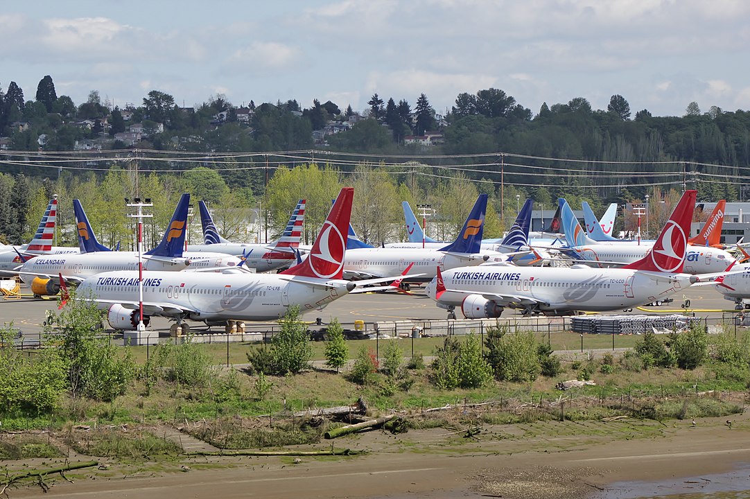 1082px-Boeing_737_MAX_grounded_aircraft_near_Boeing_Field,_April_2019.jpg