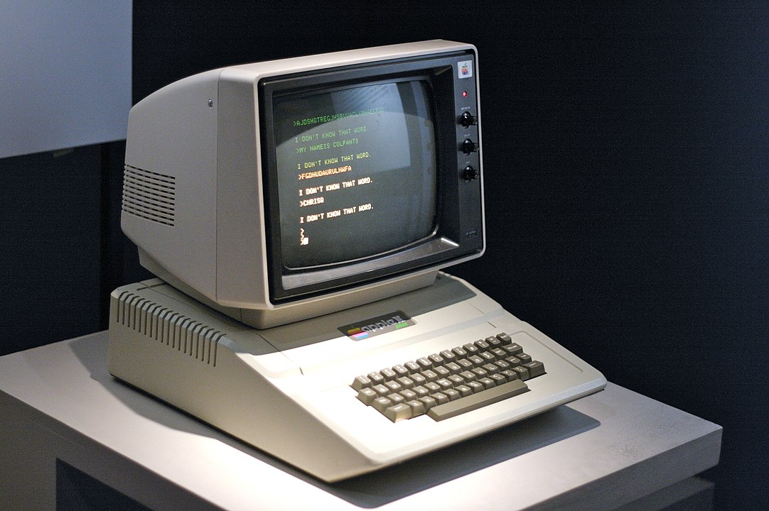 1082px-Apple_II_Plus,_Museum_of_the_Moving_Image.jpg