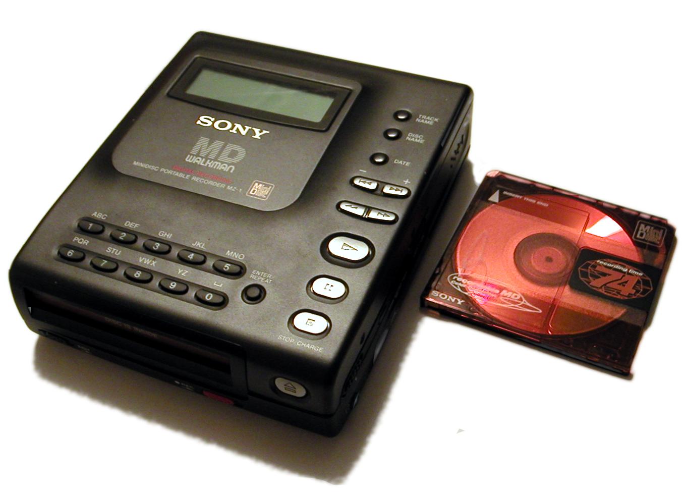 Sony_MZ-1_and_a_disc_20040221.jpg