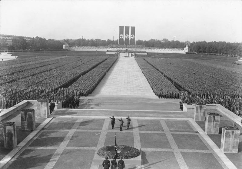 Bundesarchiv_Bild_102-16196,_Nürnberg,_Reichsparteitag,_SA-_und_SS-Appell.jpg