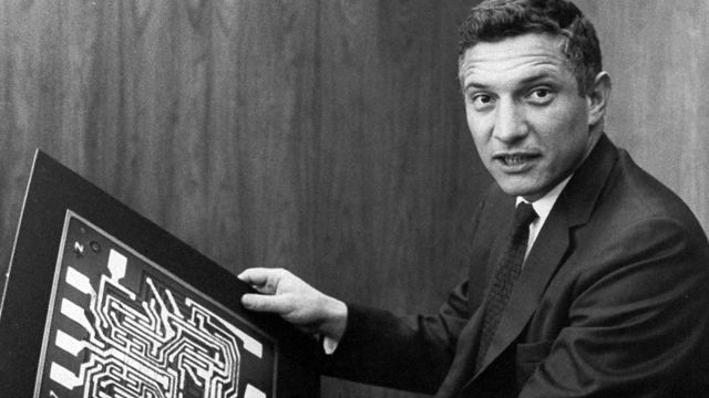 Robert_Noyce_with_Motherboard_1959.png