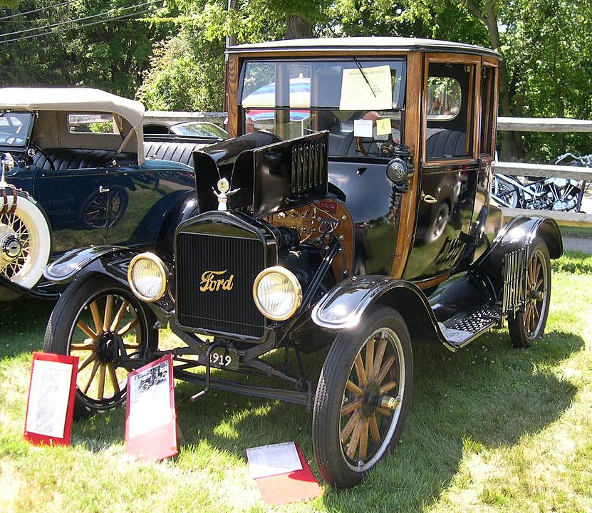 831px-1919_Ford_Model_T_Highboy_Coupe.jpg