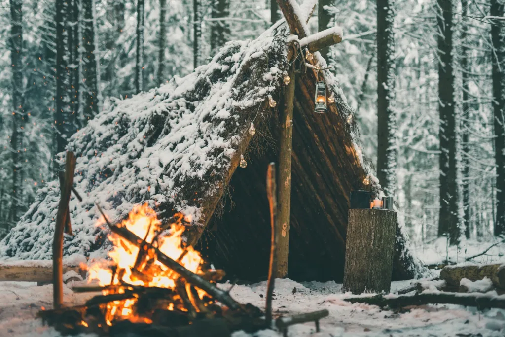 shelter-survival-winter-campfire-garlands-forest-wikiup-solitude-bushcraft-christmas-hut-primitive.webp