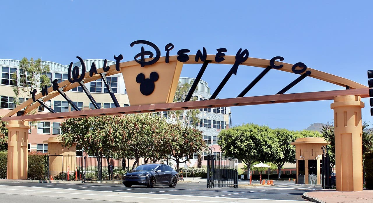 1280px-Walt_Disney_Studios_Alameda_Entrance.jpg