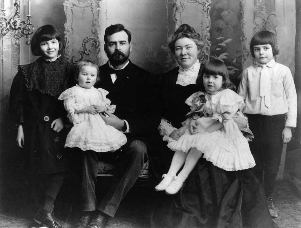 951px-Ernest_Hemingway_with_Family,_1905.jpg