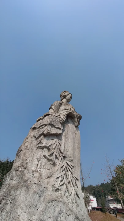 黄峨故里广场雕像