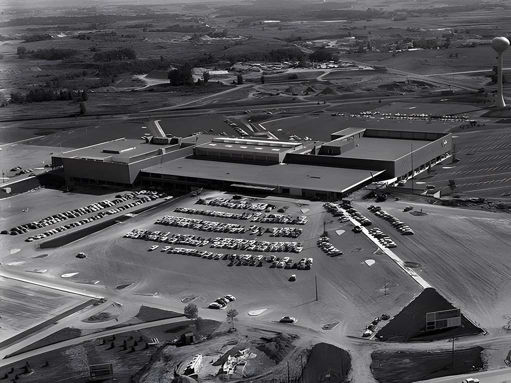 Southdale-Center-1956_upscayl_4x_realesrgan-x4plus.jpg