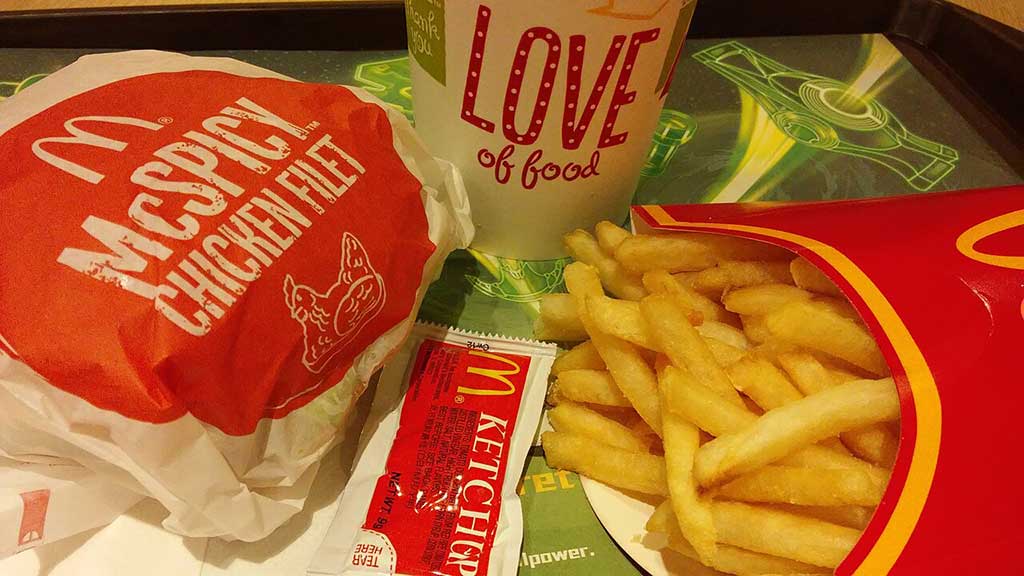 1280px-HK_Kln_Bay_Telford_Plaza_McDonalds_Restaurant_McSPICY_Chicken_Filet_French_fries_Nov-2014_Love_mark_sign_n_coke.jpg
