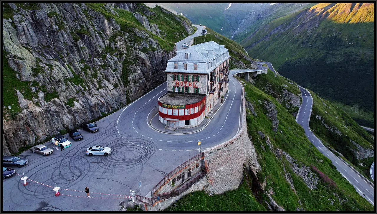 hotel-belvedere-furka-virage-route-suisse-1536x871.webp